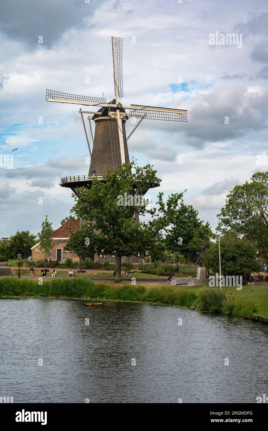 Leiden, Hollande du Sud, pays-Bas, 3 juillet 2023 - Moulin à vent historique sur le vieux Rhin Banque D'Images
