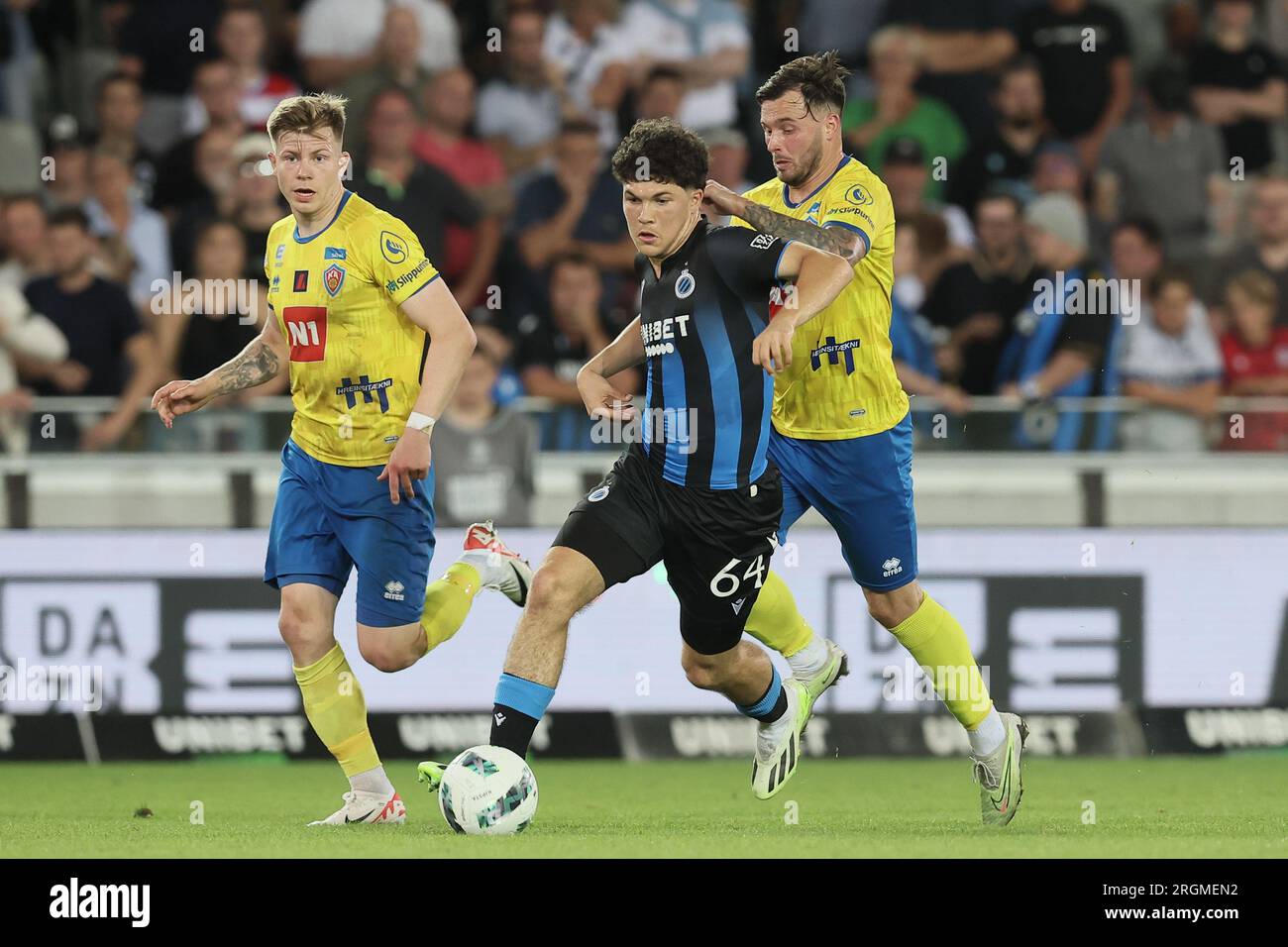 Bruges, Belgique. 10 août 2023. Kyriani Sabbe du Club et Harley Willard de KA Akureyri se battent pour le ballon lors d'un match de football entre le Belge Club Brugge KV et l'islandais Knattspyrnufelag Akureyrar, jeudi 10 août 2023 à Brugge, la première étape du troisième tour de qualification pour la compétition UEFA Conference League. BELGA PHOTO BRUNO FAHY crédit : Belga News Agency/Alamy Live News Banque D'Images