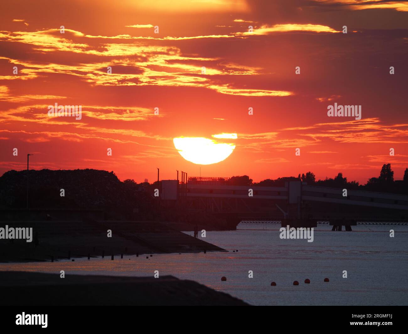Sheerness, Kent, Royaume-Uni. 10 août 2023. Météo Royaume-Uni : coucher de soleil à Sheerness, Kent. Crédit : James Bell/Alamy Live News Banque D'Images