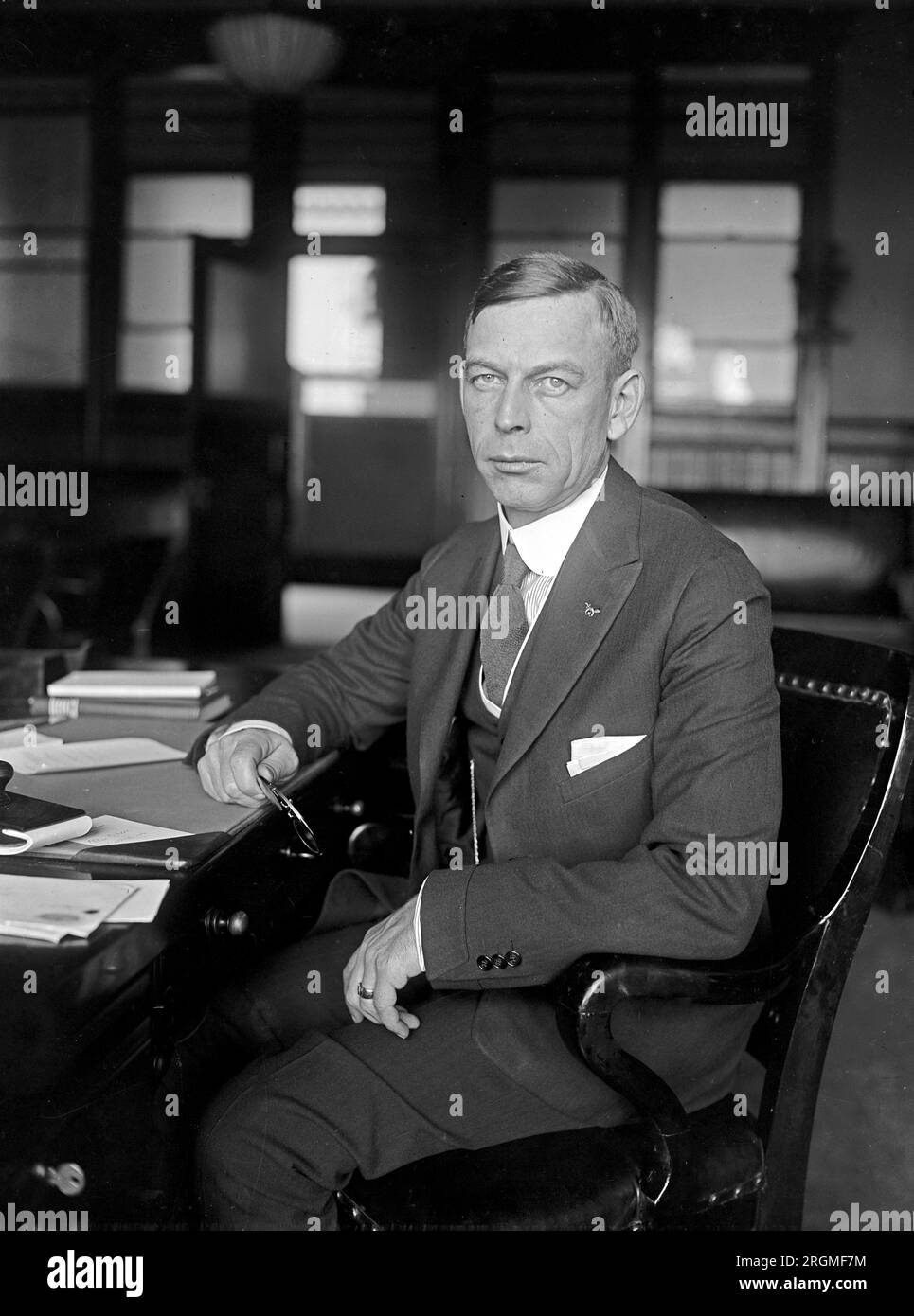 Edgar H. Blessing assis à un bureau ca. 1923 Banque D'Images