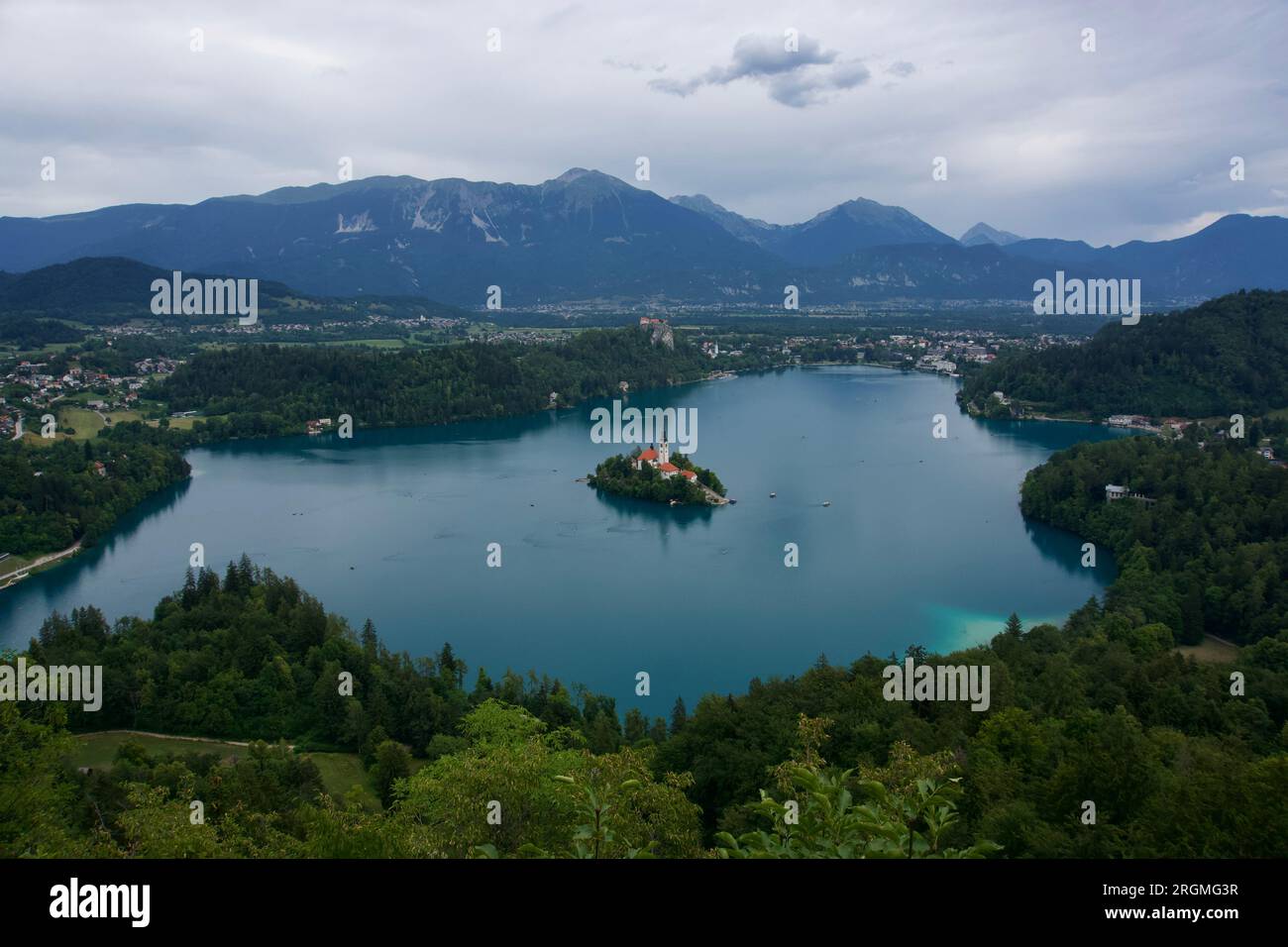 Vue panoramique sur le lac de Bled depuis un sentier de randonnée, Slovénie Banque D'Images