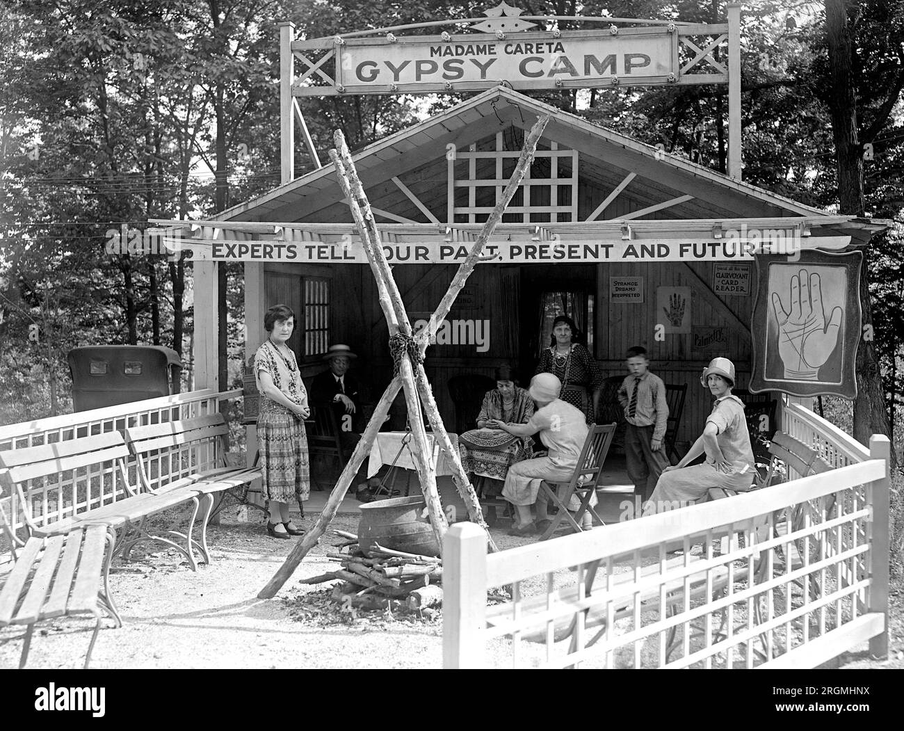 Les visiteurs de Glen Echo Park peuvent lire leur fortune au camp de Gypsy du parc de Madame Careta ca. 1925 Banque D'Images