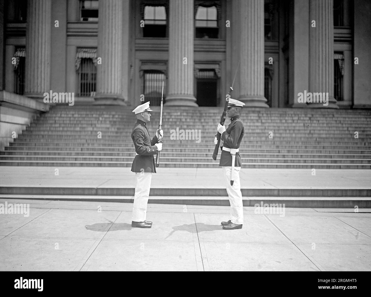 Marines gardant le bâtiment du Trésor pendant une parade KKK ca. 1925 Banque D'Images