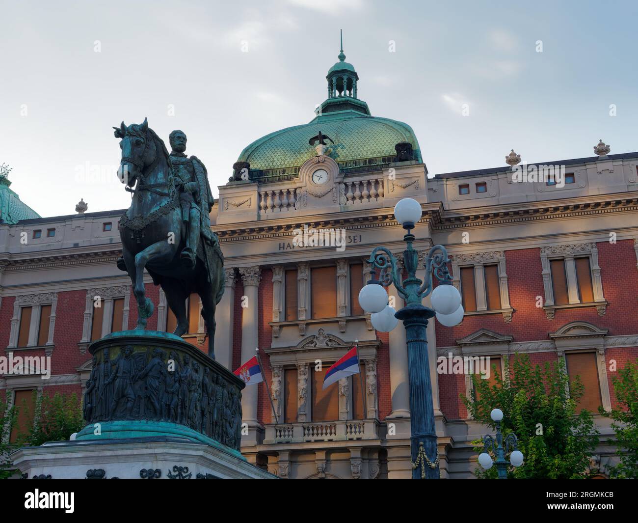 Musée national sur la place de la République avec le monument du Prince Mihailo sur une soirée d'été dans la ville de Belgrade, Serbie, le 10 août 2023. Banque D'Images