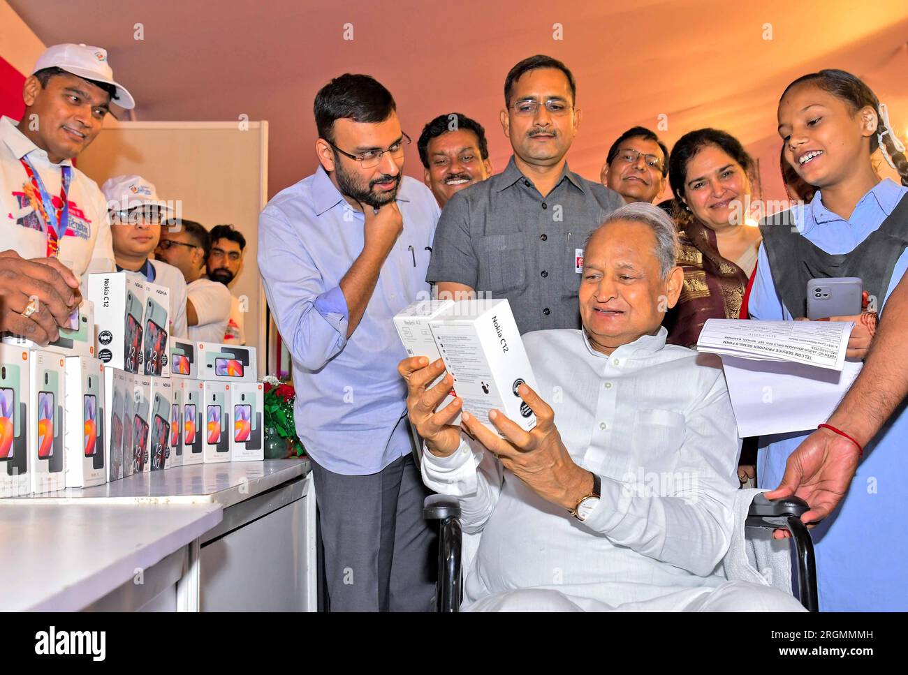 Jaipur, Rajasthan, Inde. 10 août 2023. Ashok Gehlot, ministre en chef du Rajasthan, lors du lancement du programme Indira Gandhi smartphone Scheme à Birla Auditorium de Jaipur. Environ 40 étudiantes lakh recevront des smartphones avec trois ans de connectivité Internet gratuite. (Image de crédit : © Sumit Saraswat/Pacific Press via ZUMA Press Wire) USAGE ÉDITORIAL SEULEMENT! Non destiné à UN USAGE commercial ! Banque D'Images