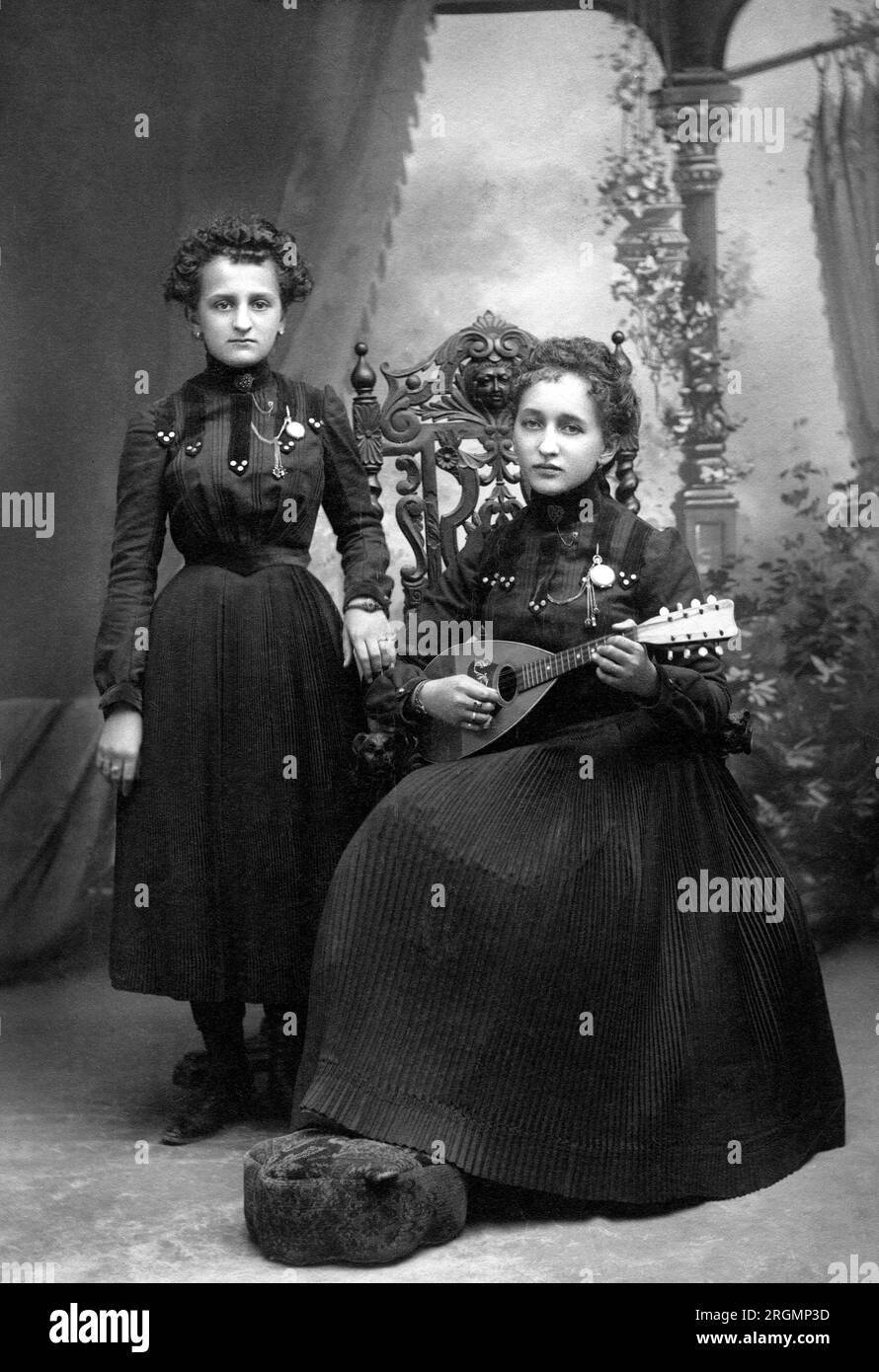Portrait de deux jeunes femmes, une assise avec mandoline, Chicago, Illinois, USA, Cabinet Card, Matousek, début des années 1900 Banque D'Images