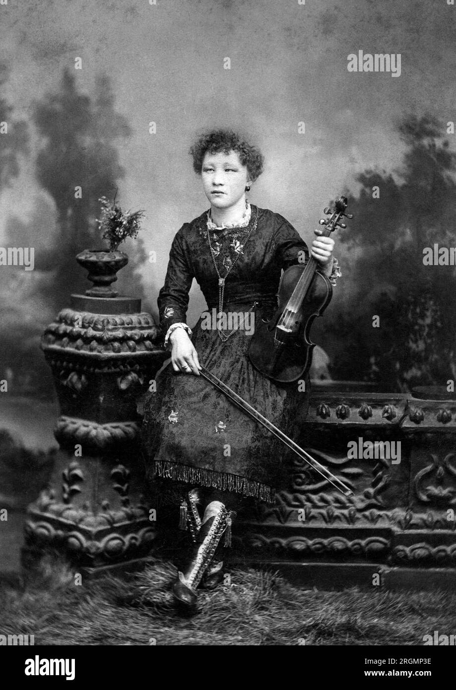 Portrait de femme avec violon, Minneapolis, Minnesota, USA, Cabinet Card, Anton Larson, début des années 1900 Banque D'Images