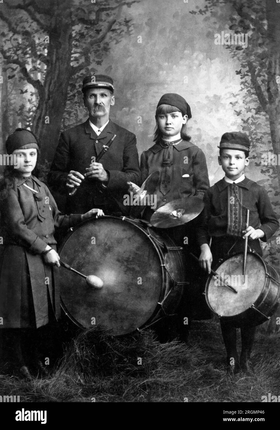 Portrait de famille, Père avec flûte, enfants avec instruments de percussion, Detroit, Michigan, USA, Cabinet Card, C.L. Weed, début des années 1900 Banque D'Images