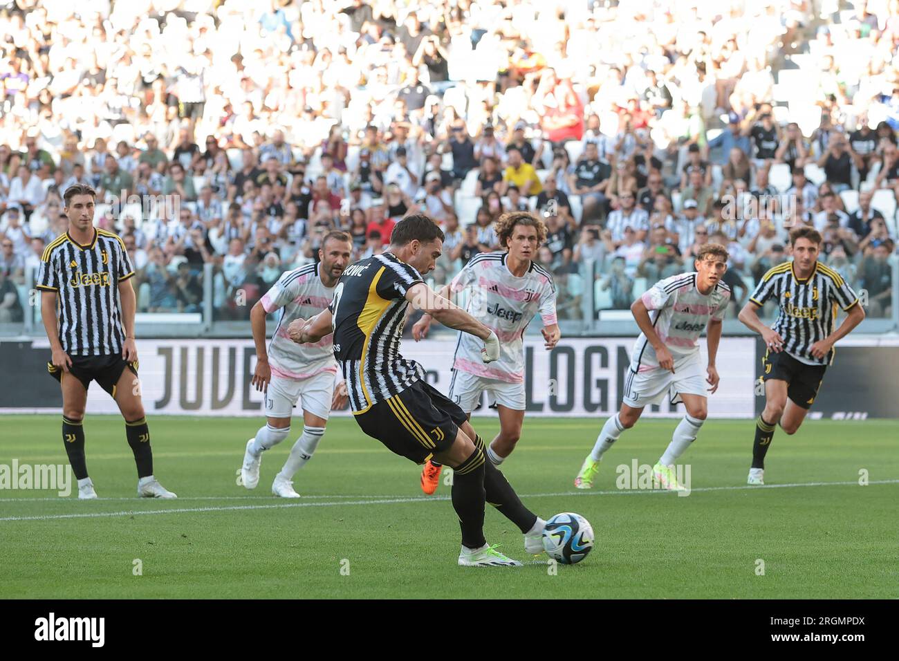 Juventus, Italie. 9 août 2023. Dusan Vlahovic de la Juventus marque un penalty pour donner à l'équipe une avance de 1-0 pendant le match d'entraînement au stade Allianz, Turin. Date de la photo : 9 août 2023. Le crédit photo devrait se lire : Jonathan Moscrop/Sportimage crédit : Sportimage Ltd/Alamy Live News Banque D'Images