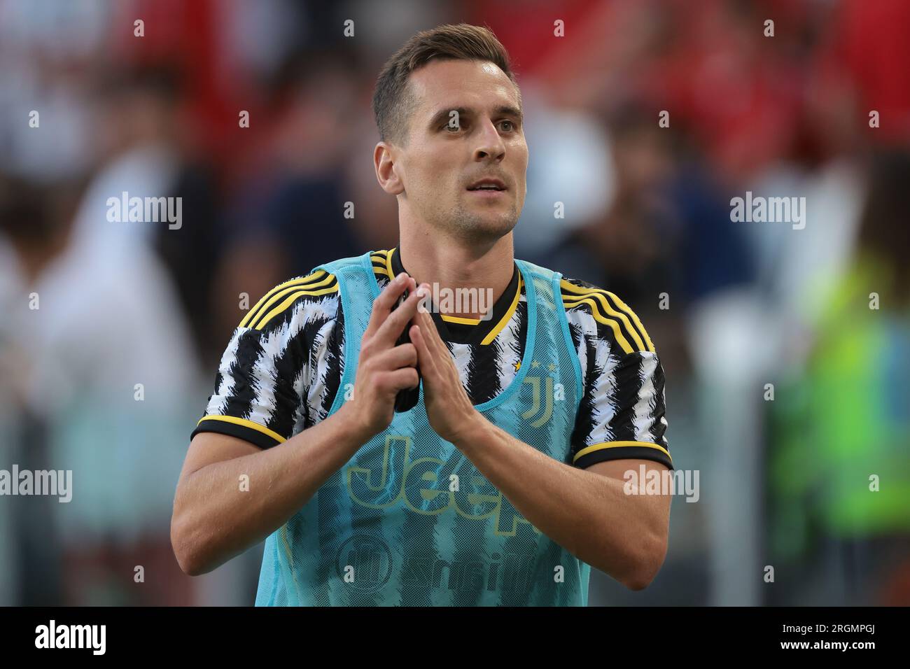 Juventus, Italie. 9 août 2023. Arkadiusz Milik de la Juventus applaudit les supporters alors qu'il se réchauffe pendant le match d'entraînement à l'Allianz Stadium de Turin. Date de la photo : 9 août 2023. Le crédit photo devrait se lire : Jonathan Moscrop/Sportimage crédit : Sportimage Ltd/Alamy Live News Banque D'Images