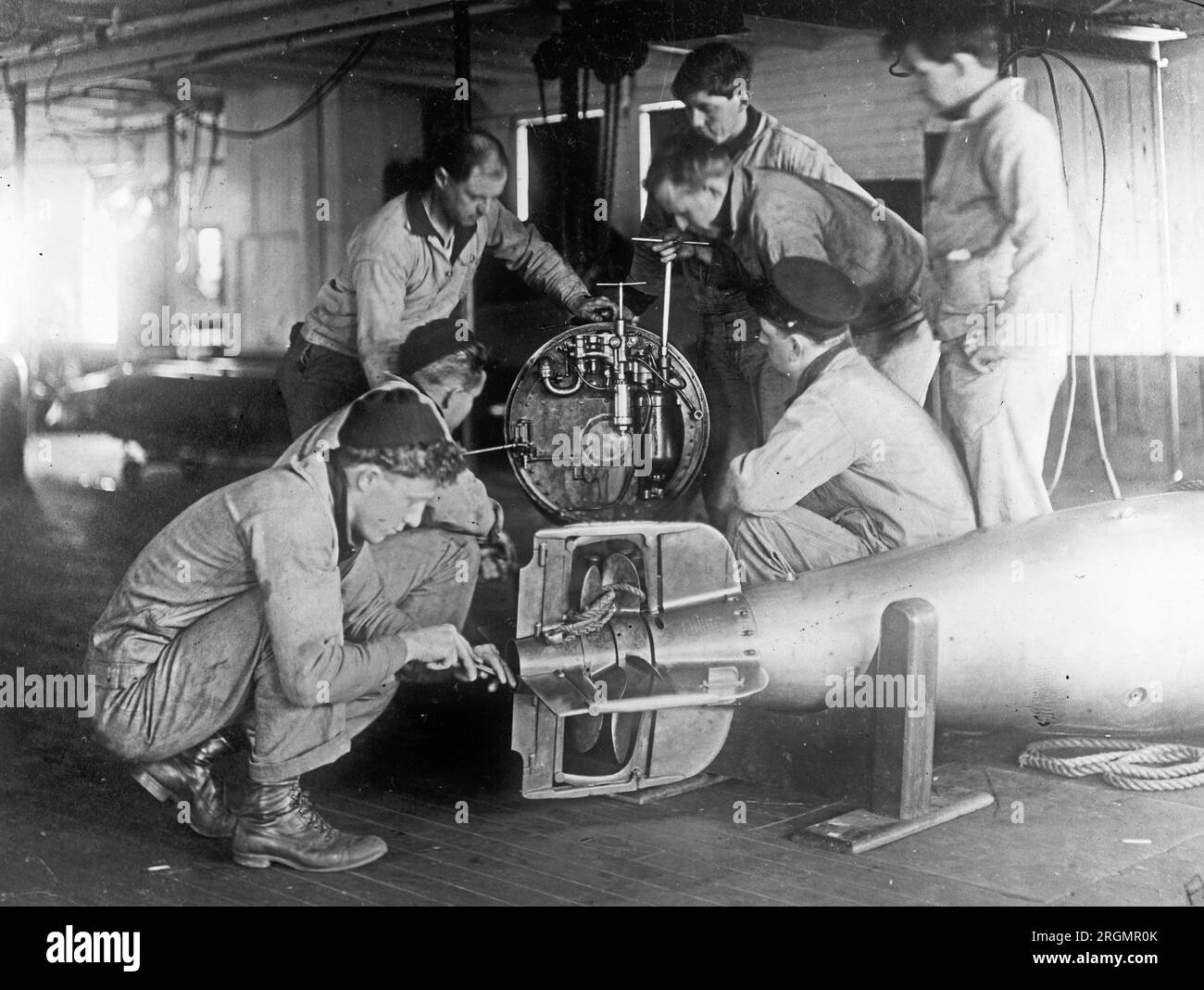 Hommes travaillant à la station de torpilles américaine, Newport, Rhode Island ca. 1910-1926 Banque D'Images