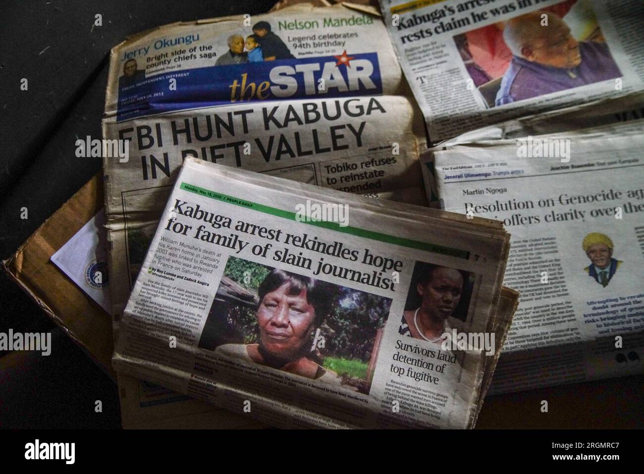 Une vue de vieux journaux kenyans qui ont couvert l'histoire du fugitif présumé du génocide rwandais Felicien Kabuga dans un atelier de réparation d'appareils électroniques dans la ville de Nakuru. La famille du regretté journaliste kenyan William Munuhe, tué le 14 janvier 2003, alors qu'il aidait la police et le FBI à retrouver Felicien Kabuga. Felicien Kabuga, 87 ans, le cerveau présumé du génocide rwandais malade, devrait être libéré suite à la décision du mécanisme international appelé à exercer les fonctions résiduelles des tribunaux pénaux (IRMCT) des Nations Unies, qui a déclaré qu'il n'était pas apte à subir un procès parce qu'il était su Banque D'Images