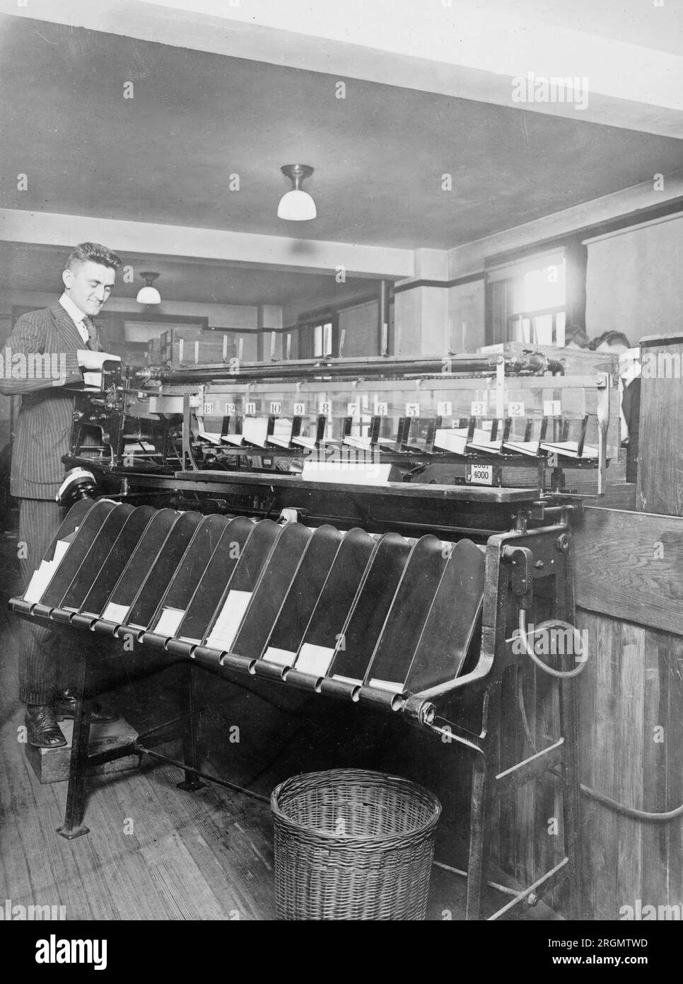 Une machine de tri automatique utilisée dans le Bureau du recensement ca. 1909-1920 Banque D'Images