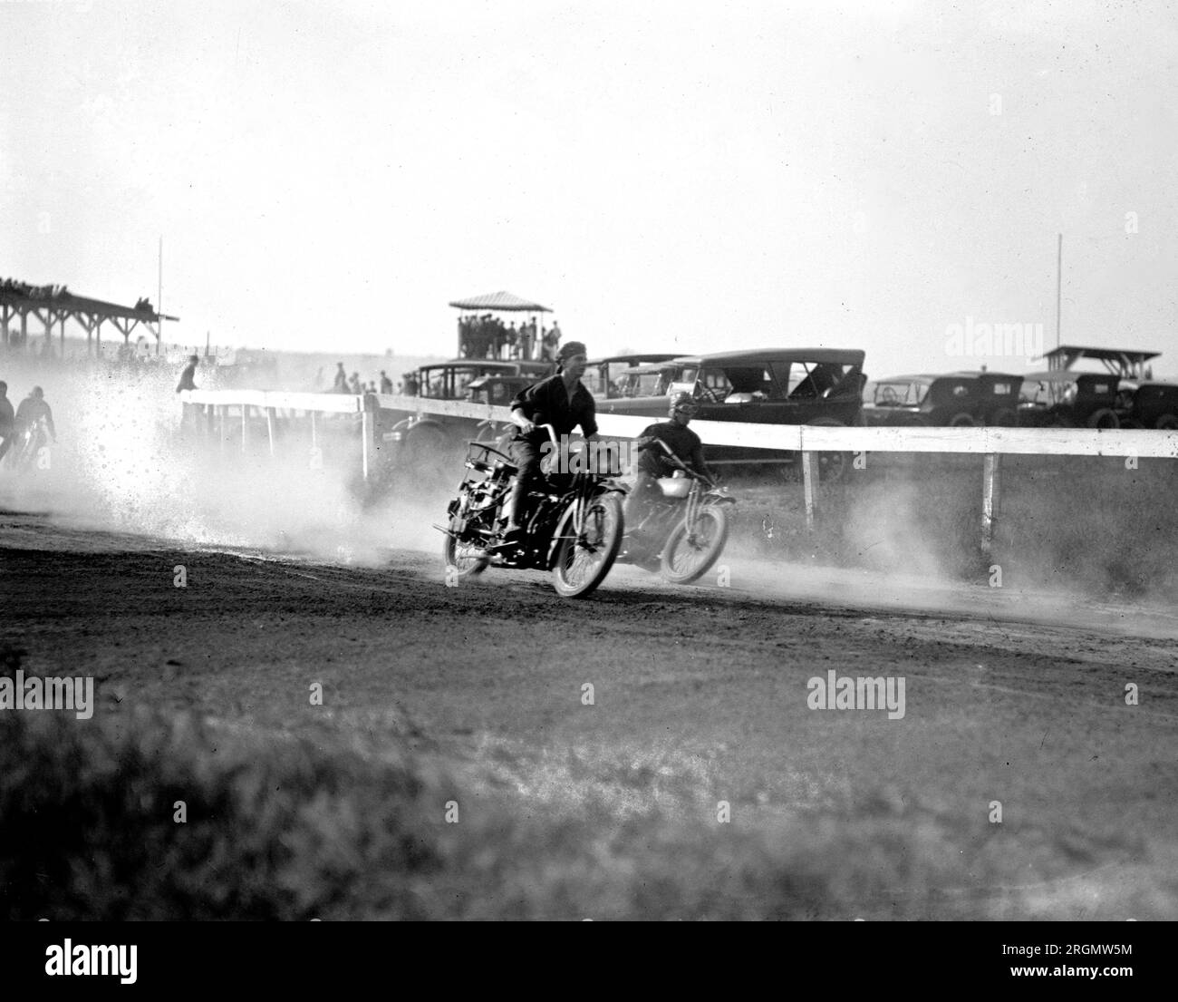 Course de moto vintage sur une piste de terre ca. 1922 Banque D'Images