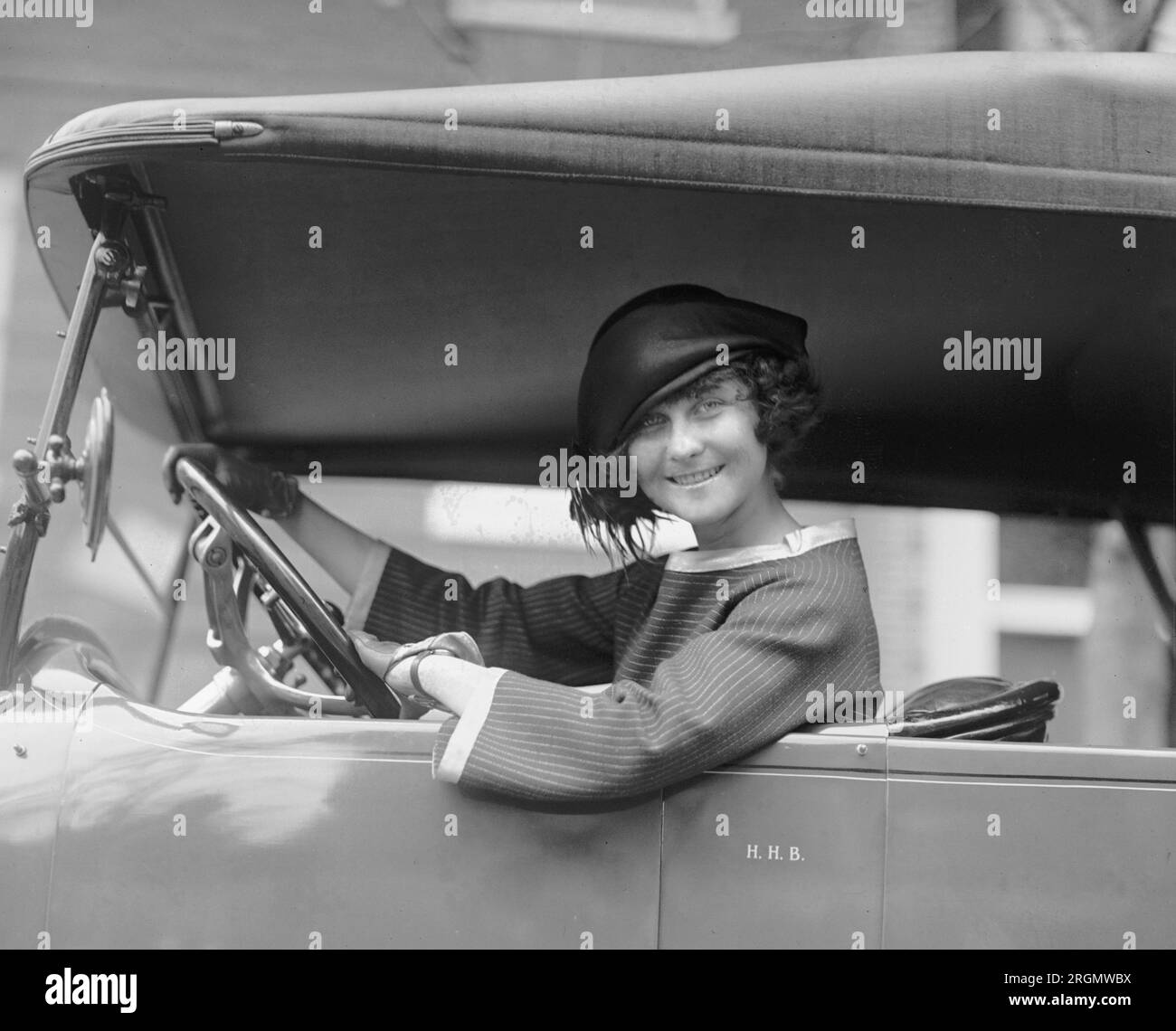 Laura Bryn au volant d'une voiture, regardant par la fenêtre ca. 1922 Banque D'Images