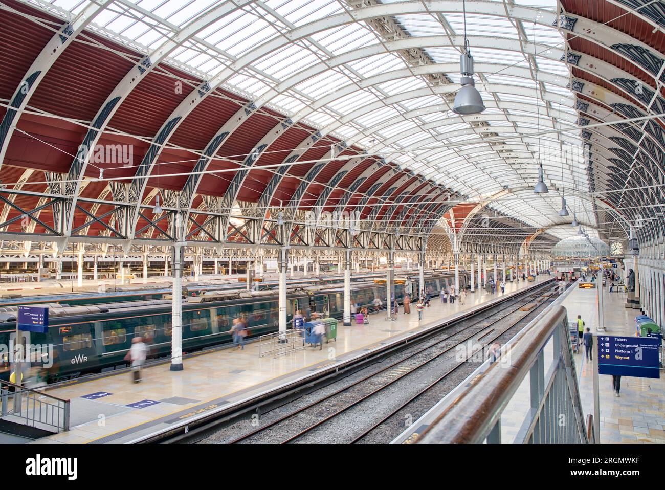 Le soir, le soleil rayonne à travers des lunettes de toit en voûte sur le quai de la gare de Paddington, le train GWR attend les passagers du soir London UK Banque D'Images