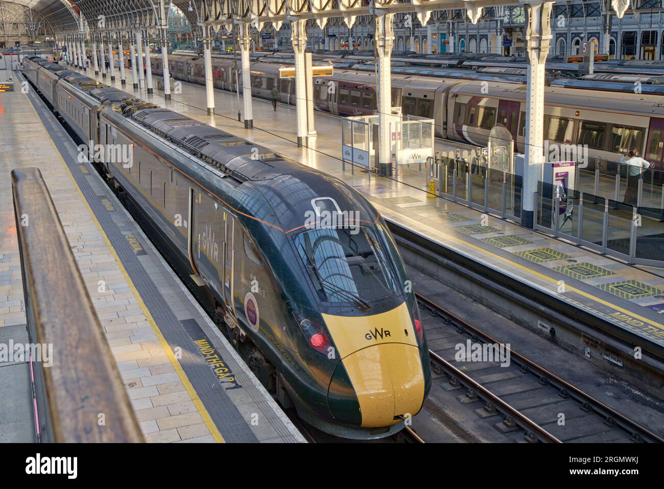 Vue de face en arrière du train GWR qui brille au soleil du soir sur le quai de la gare de Paddington, ramenant les passagers de Londres au Royaume-Uni Banque D'Images