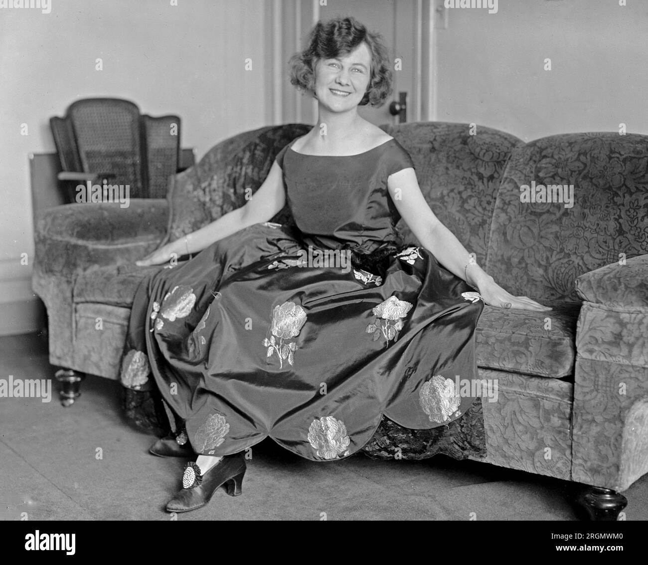 Lucienne Nano assis sur un canapé ca. 1923 Banque D'Images