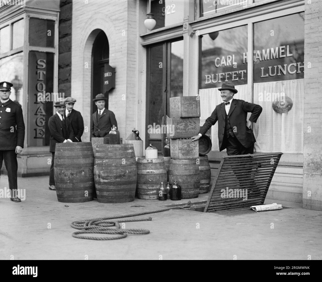 Officiers et agents menant une descente d'alcool, confisquant l'alcool pendant la prohibition ca. 1923 Banque D'Images