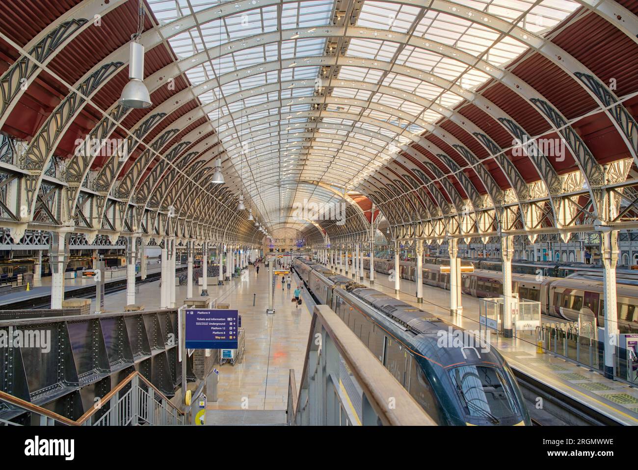 Le soir, le soleil rayonne à travers des lunettes de toit en voûte sur le quai de la gare de Paddington, le train GWR attend les passagers du soir London UK Banque D'Images