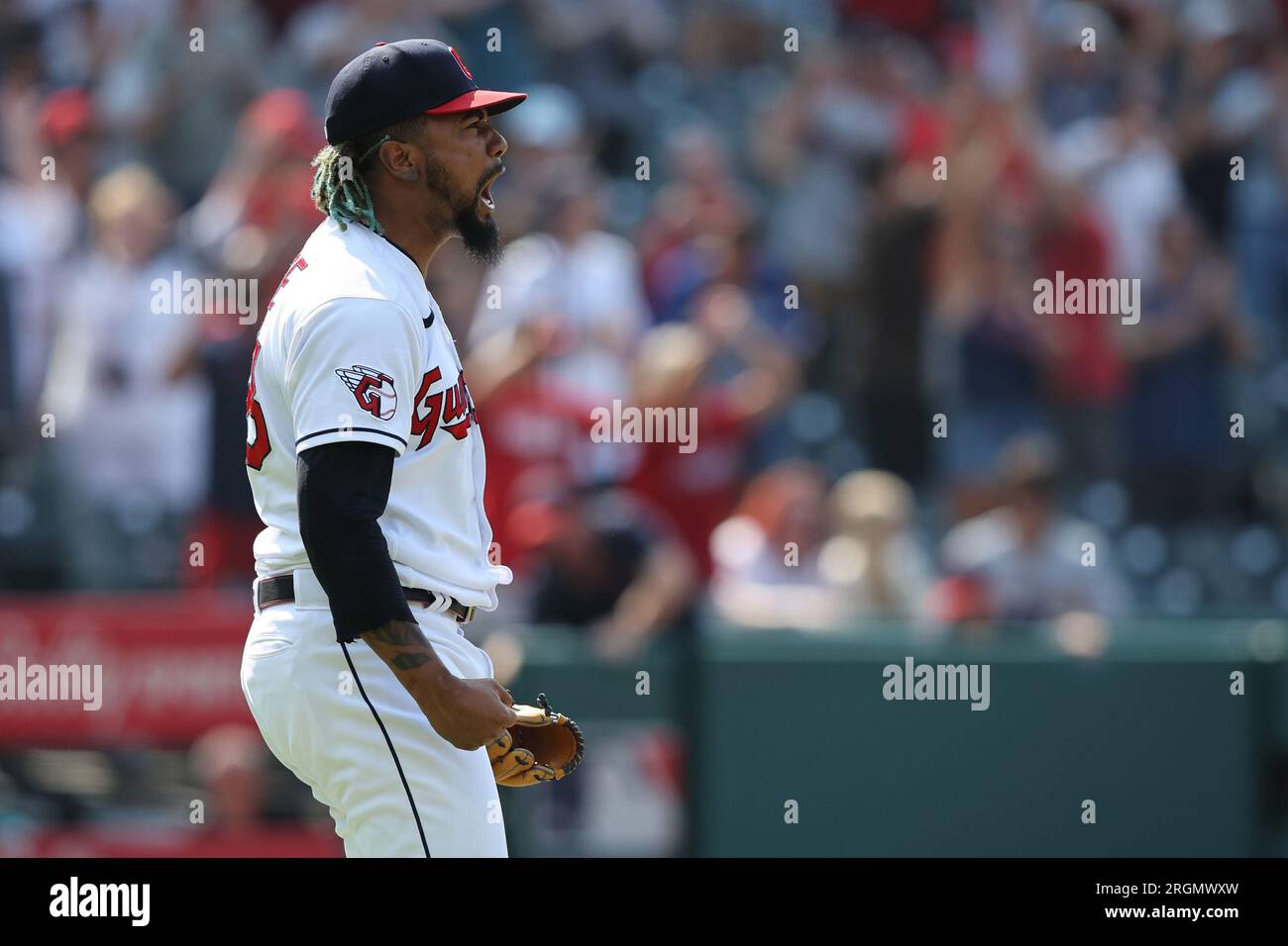 Cleveland, États-Unis. 10 août 2023. Les Gardiens de Cleveland Emmanuel Clase (48) réagissent après avoir battu les Blue Jays de Toronto au progressive Field à Cleveland, Ohio, le jeudi 10 août 2023. Photo de Aaron Josefczyk/UPI crédit : UPI/Alamy Live News Banque D'Images