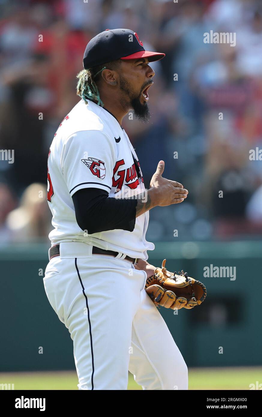 Cleveland, États-Unis. 10 août 2023. Les Gardiens de Cleveland Emmanuel Clase (48) réagissent après avoir battu les Blue Jays de Toronto au progressive Field à Cleveland, Ohio, le jeudi 10 août 2023. Photo de Aaron Josefczyk/UPI crédit : UPI/Alamy Live News Banque D'Images