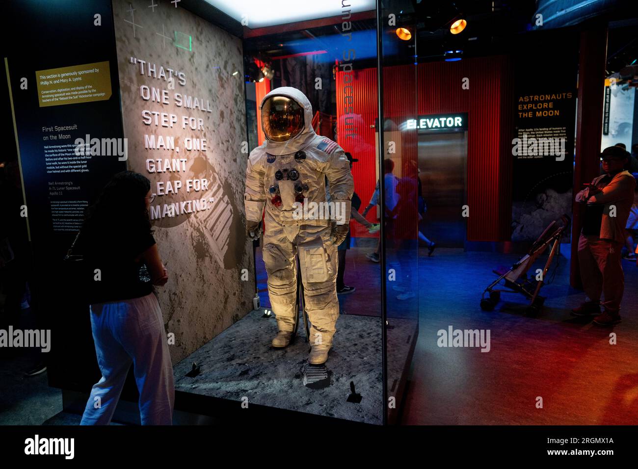 Washington, États-Unis. 10 août 2023. Un visiteur regarde la combinaison spatiale Apollo 11 de l'astronaute américain Neil Armstrong au Musée national de l'air et de l'espace à Washington, DC, aux États-Unis, le 10 août 2023. Le Musée national de l'air et de l'espace détient en fiducie plus de 60 000 artefacts. Le bâtiment principal du musée a ouvert ses portes sur le National Mall en 1976. Crédit : Liu Jie/Xinhua/Alamy Live News Banque D'Images