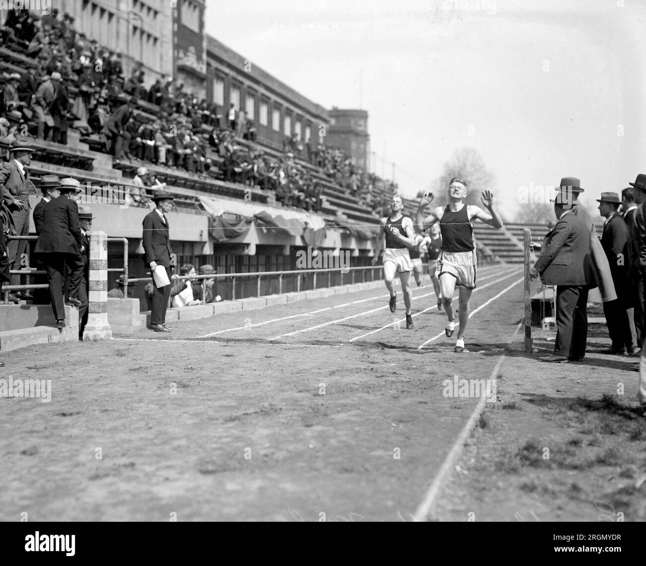 Athlète d'athlétisme franchissant une ligne d'arrivée ca. 1924 Banque D'Images