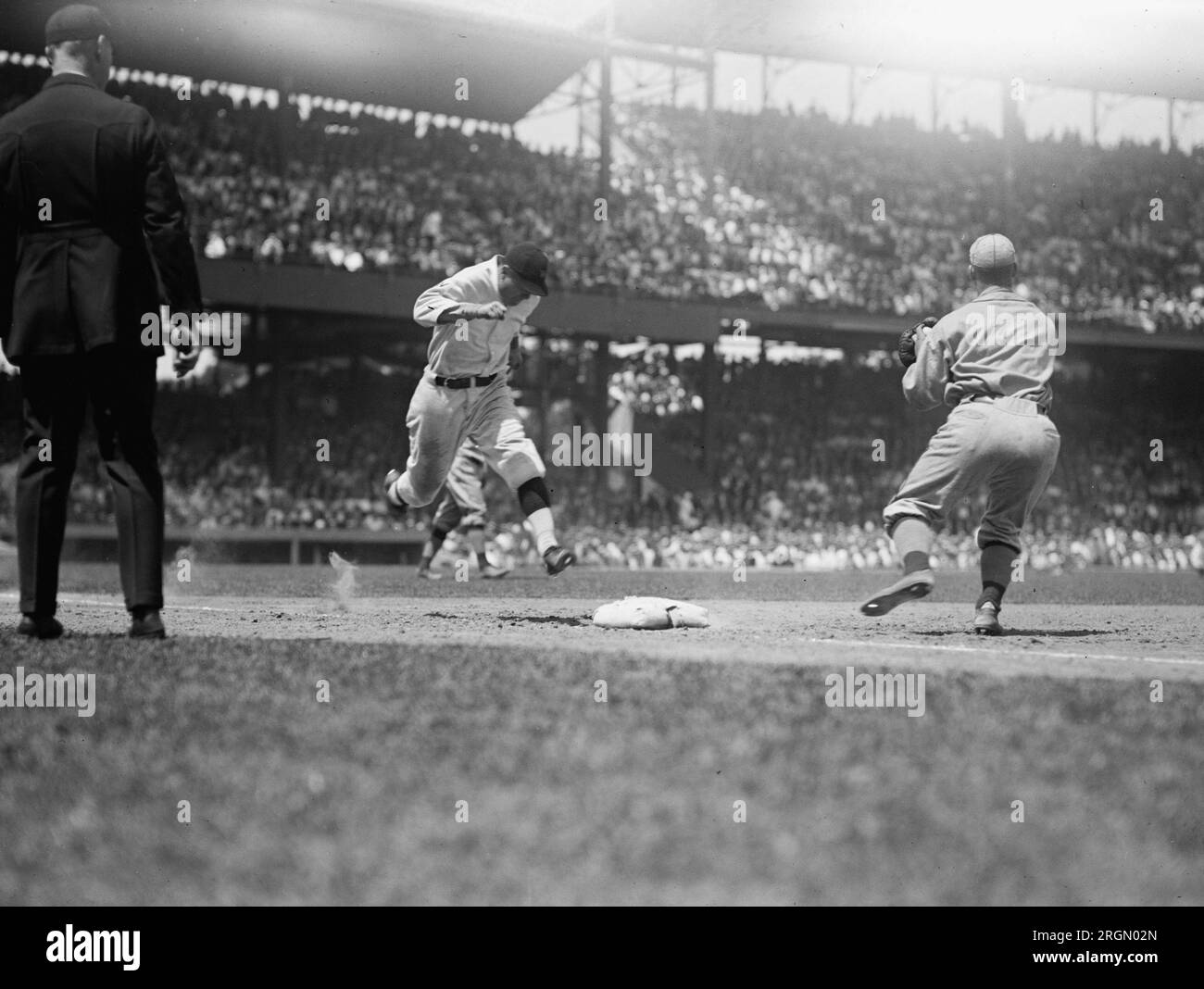 1924 Washington Senators : l'outfielder WID Matthews se précipite vers la première base après avoir frappé une balle au sol Banque D'Images