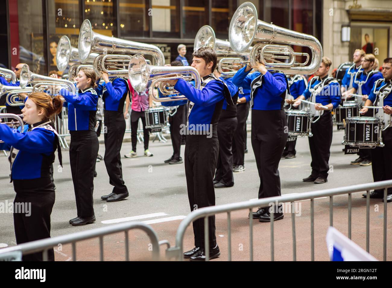 Groupe jouant du tuba pendant la parade de la Journée d'Israël dans la cinquième avenue à Manhattan, NYC, États-Unis Banque D'Images