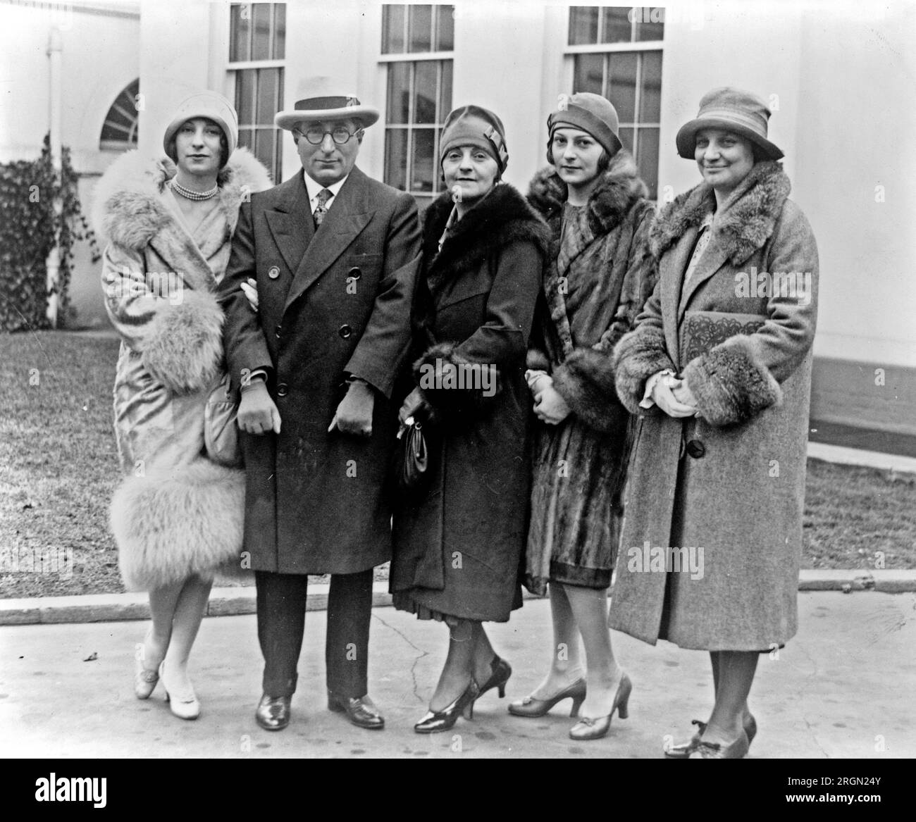 Louis B. Mayer, directeur du Metro-Goldwyn-Mayer Corp., passe à la Maison Blanche avec sa famille. De gauche à droite : Edith Mayer, M. et Mme Mayer, Irene Mayer et Mme Mabel W. Willebrant, Asst. Procureur général, qui les a présentés au président ca. 1925 Banque D'Images