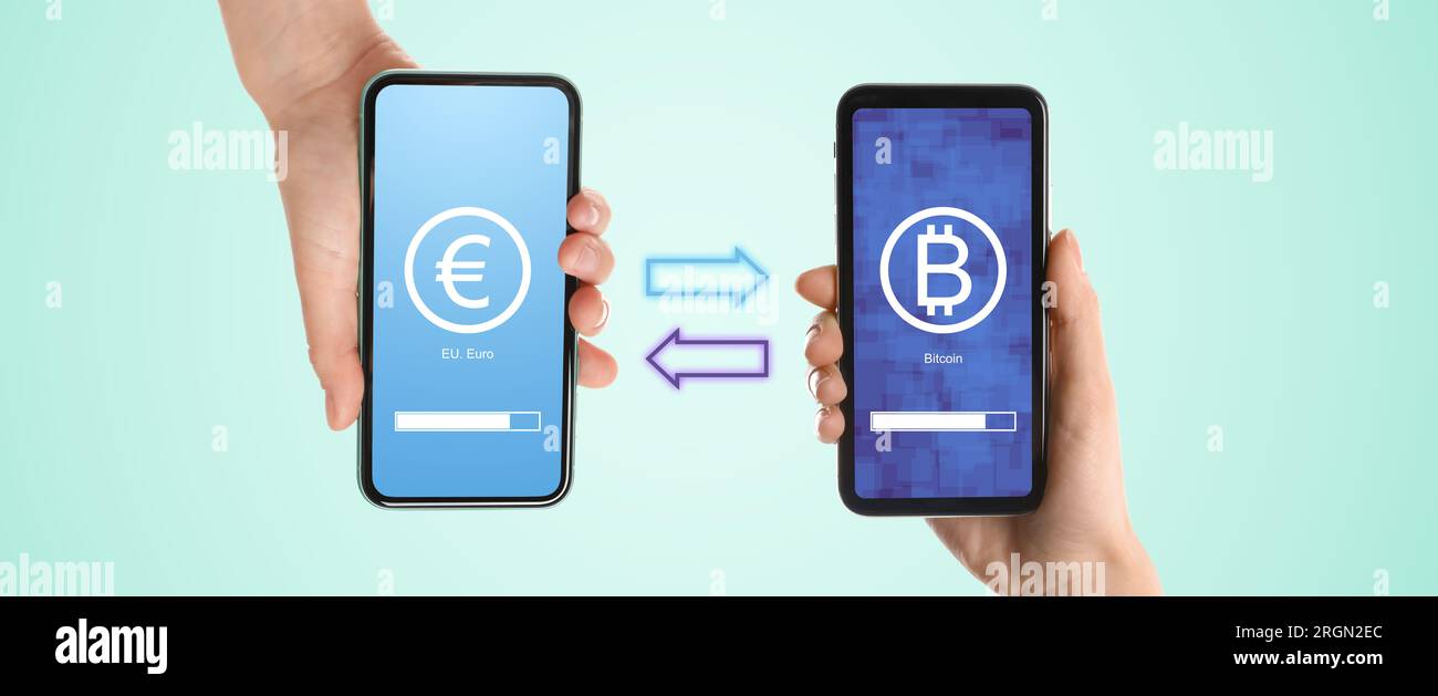 Échange d'argent en ligne, conception de bannière. Femmes avec des téléphones portables, gros plan. Flèches sur les côtés opposés entre les appareils avec des signes de monnaie euro et bitcoin Banque D'Images