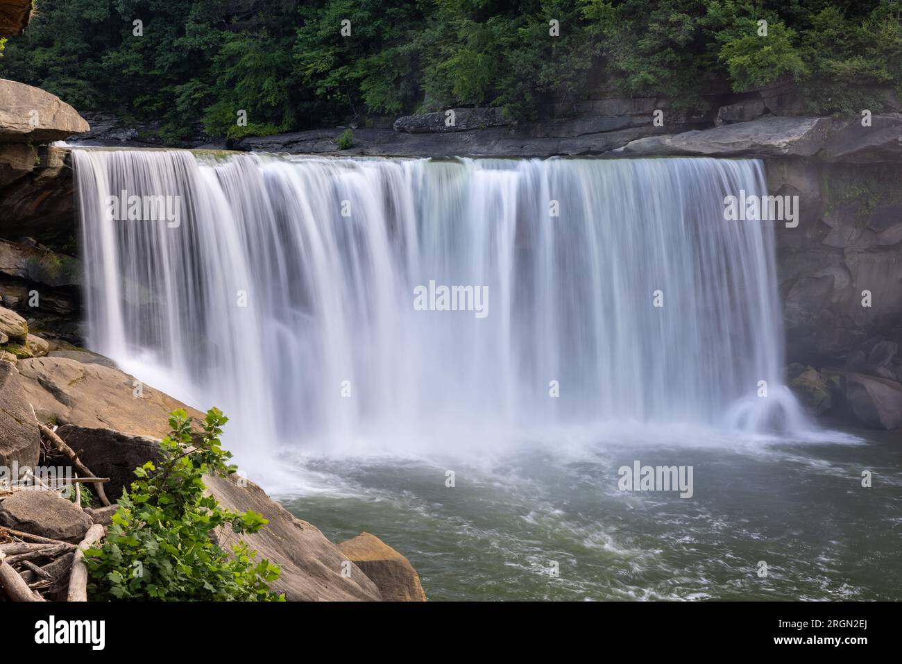 Cumberland Falls - Une grande chute d'eau dans une gorge dans le Kentucky. Banque D'Images