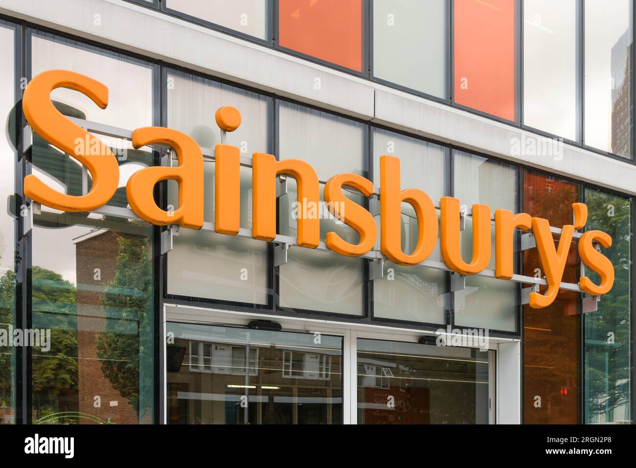 Londres, Royaume-Uni - 30 juillet 2023 ; enseigne d'épicerie pour Sainsbury's sur une devanture de Londres Banque D'Images