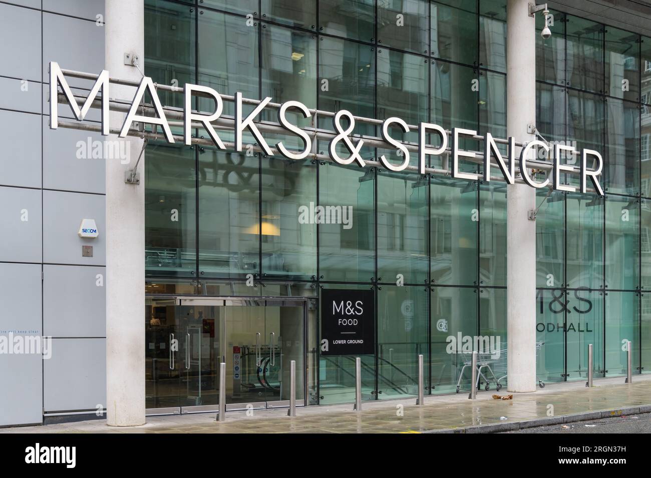 Londres, Royaume-Uni - 30 juillet 2023 ; façade de magasin de verre Marks and Spencer dans la City de londres Banque D'Images