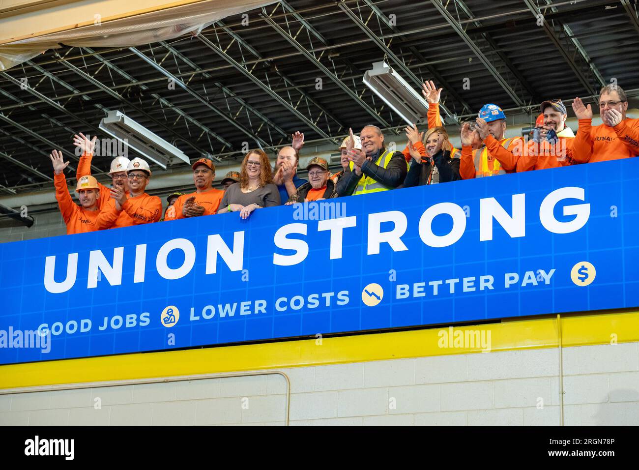 Reportage : le président Joe Biden visite au centre de formation LiUNA (2023) - le président Joe Biden prononce un discours sur l'économie, mercredi 8 février 2023, au centre de formation LiUNA à DeForest, Wisconsin. Banque D'Images