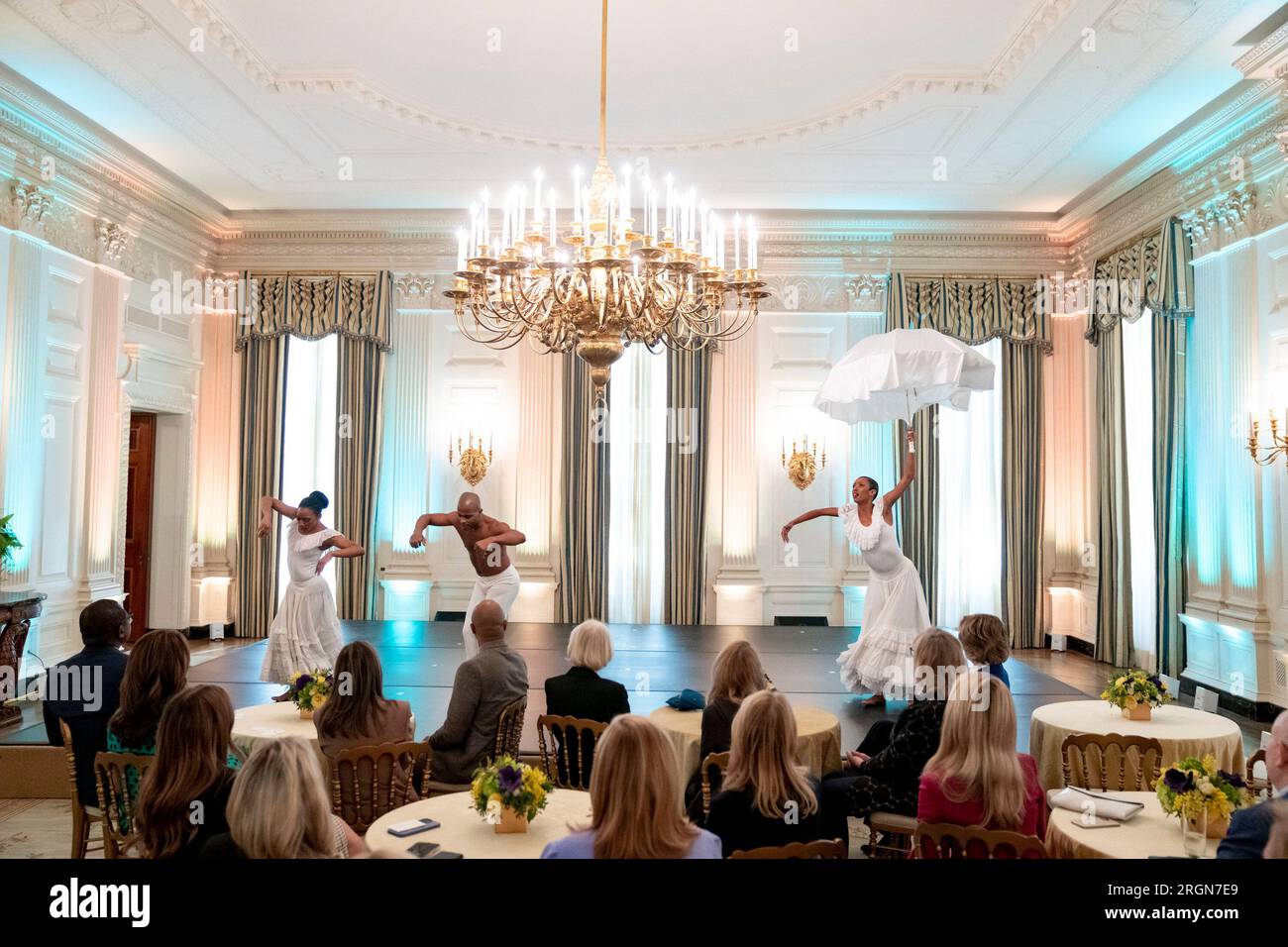 Reportage : Alvin Ailey Dance Theater à la Maison Blanche (2023) - le Alvin Ailey Dance Theater se produit, vendredi 10 février 2023, dans la salle à manger nationale de la Maison Blanche. Banque D'Images