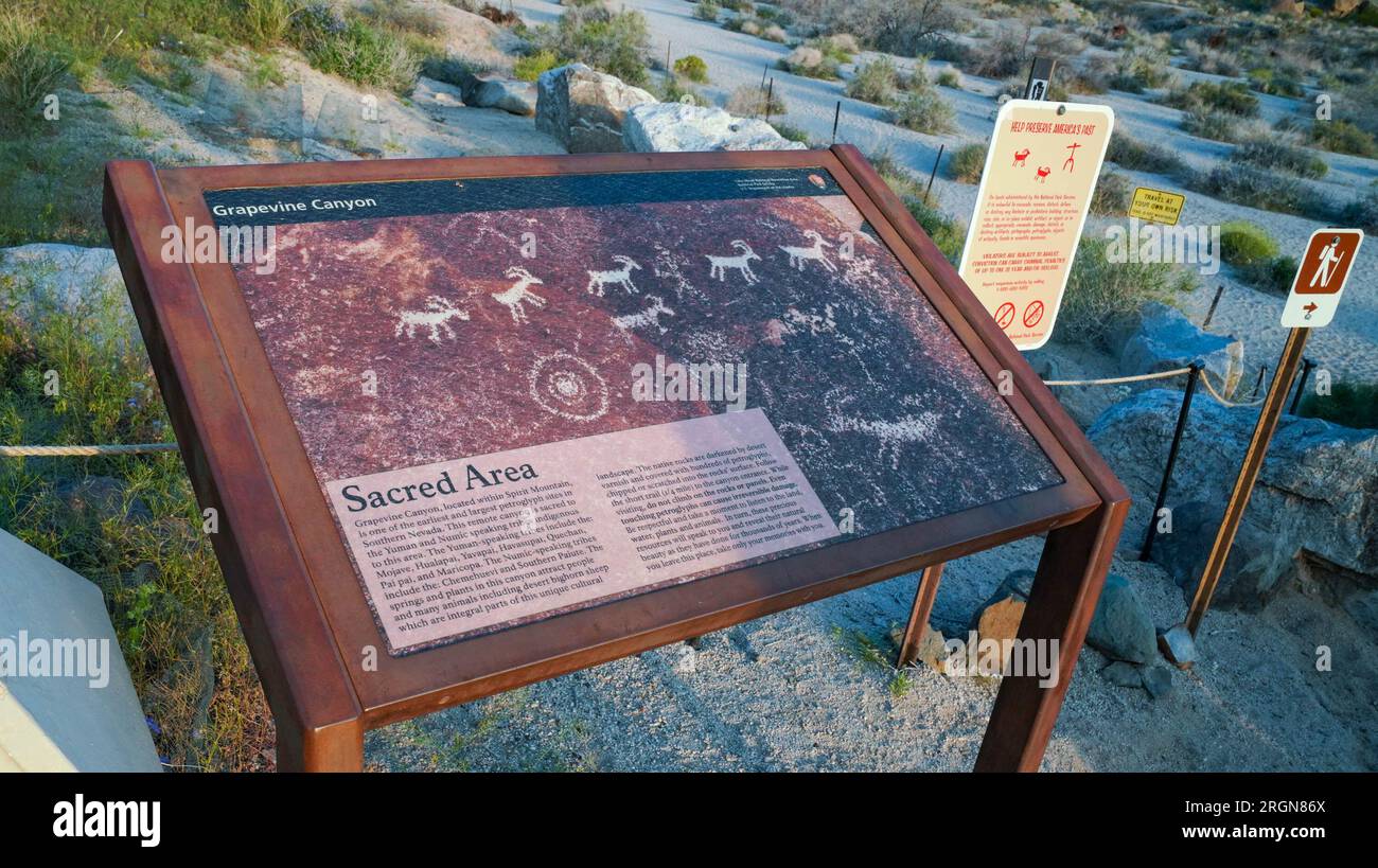 La secrétaire Deb Haaland et les dirigeants du département se sont rendus au Nevada pour célébrer la désignation par le président Biden du monument national AVI Kwa AME (avril 2023). Sur la photo, un panneau décrivant une zone sacrée dans le nouveau monument national. Banque D'Images