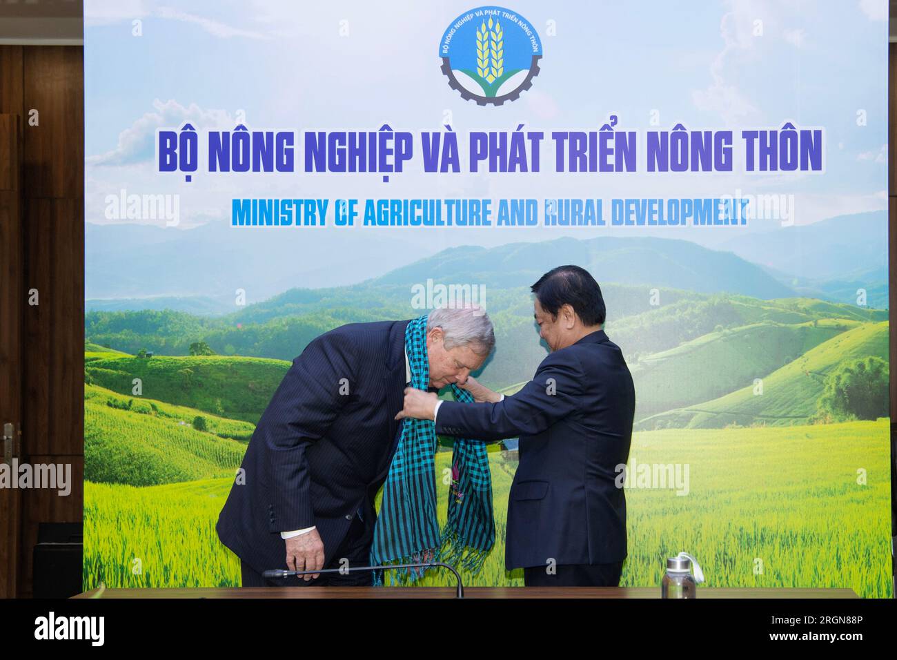 Reportage : visite d'une délégation de l'USDA avec le secrétaire Tom Vilsack au Vietnam (avril 2023) - Tom Vilsack rencontre le ministre de l'Agriculture et du développement rural, Lê Minh Hoan. Banque D'Images