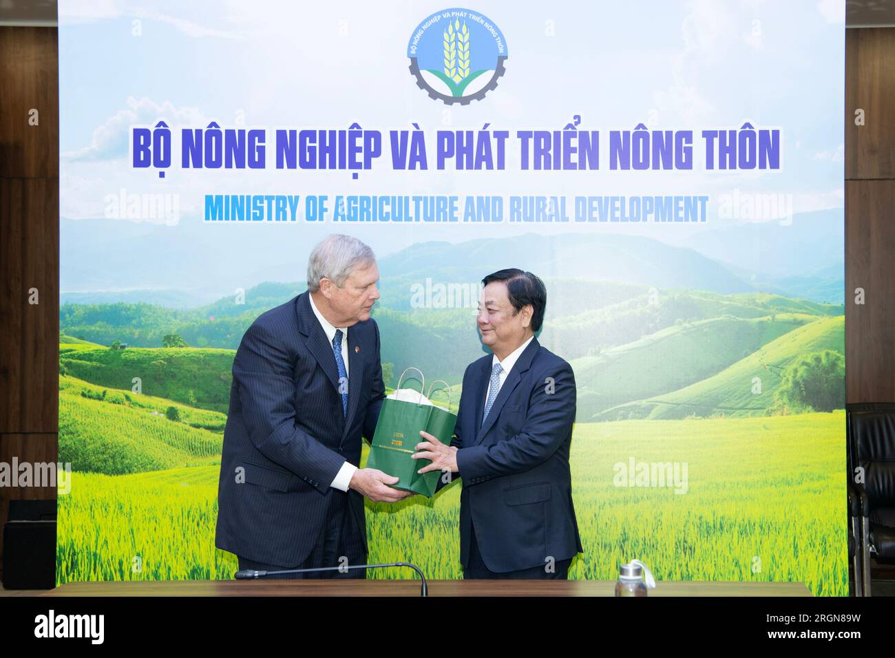 Reportage : visite d'une délégation de l'USDA avec le secrétaire Tom Vilsack au Vietnam (avril 2023) - Tom Vilsack rencontre le ministre de l'Agriculture et du développement rural, Lê Minh Hoan. Banque D'Images
