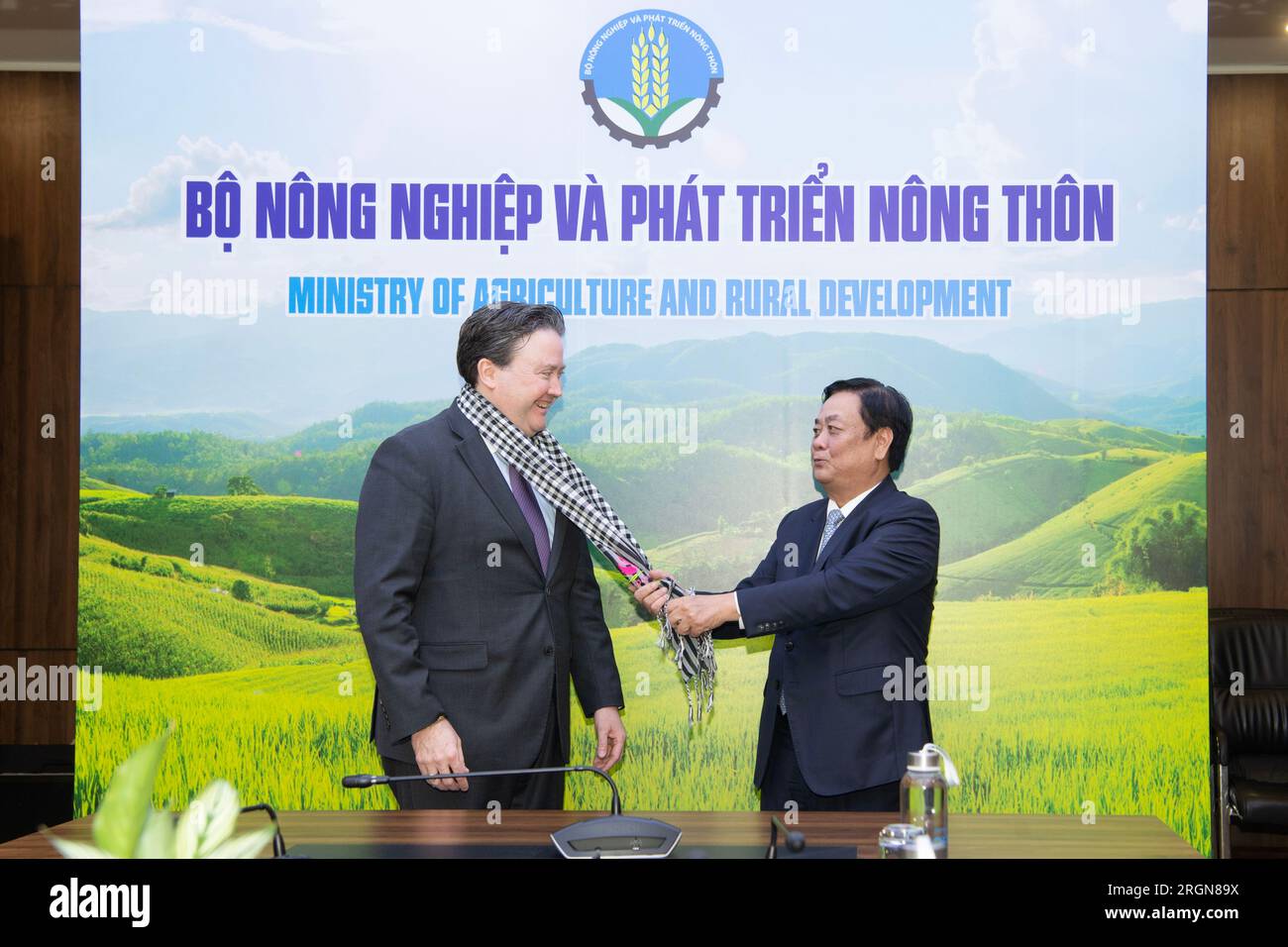 Reportage : visite d'une délégation de l'USDA avec le secrétaire Tom Vilsack au Vietnam (avril 2023) - Marc Knapper rencontre le ministre de l'Agriculture et du développement rural, Lê Minh Hoan. Banque D'Images