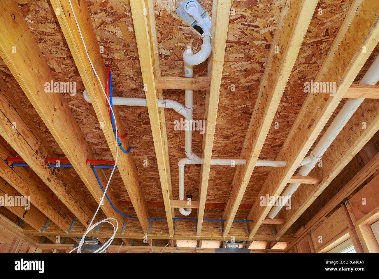 Installation du système de tuyauterie d'eau de tuyau de vidange en plastique pvc pour la nouvelle maison pendant la construction Banque D'Images