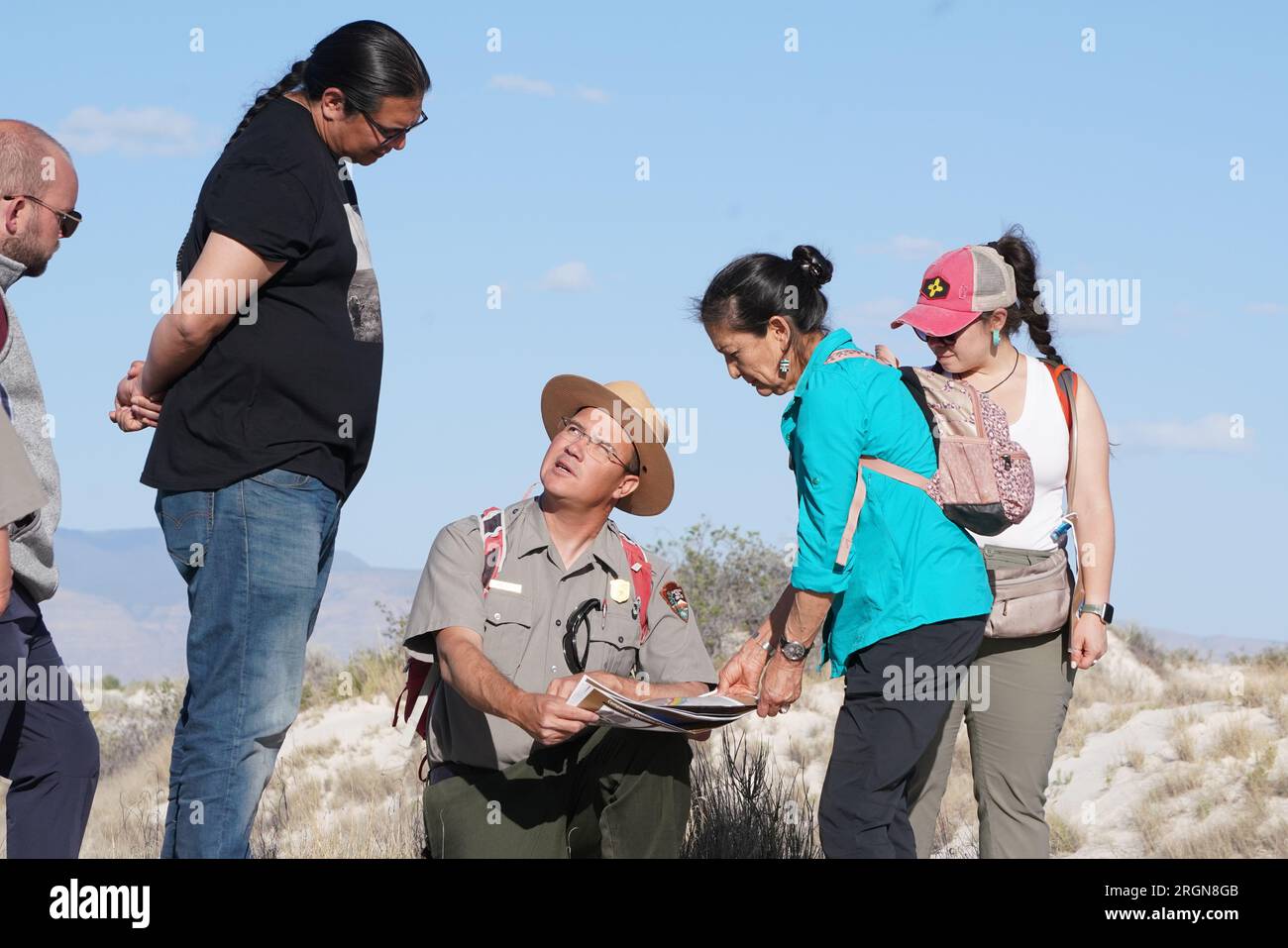 Reportage : la secrétaire de l'intérieur Deb Haaland visite le parc national de White Sands (mai 2023) - la secrétaire Deb Haaland parle avec un garde-manger du parc national de White Sands Banque D'Images