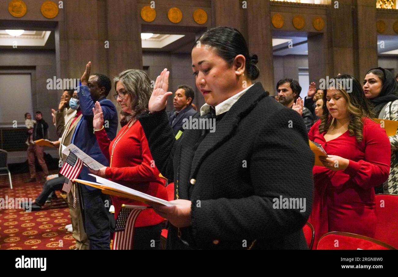 Reportage : la secrétaire Deb Haaland à la cérémonie de naturalisation au Stuart Lee Udall Building à Washington, D.C. (novembre 2022). Nouveaux citoyens américains prêtant serment aux États-Unis. Banque D'Images