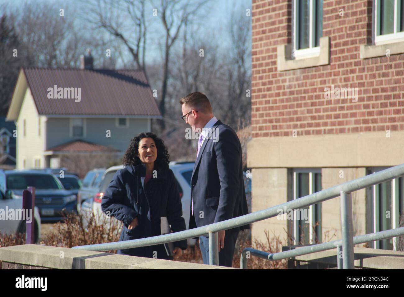 Reportage : Département américain de l'Agriculture (USDA) sous-secrétaire au développement rural Xochitl Torres petite visite en Iowa. Torres Small a visité Mahaska Health, un hôpital à Oskaloosa, Iowa, et a participé à une table ronde pour souligner les investissements de l'USDA dans les soins de santé ruraux le 1 février 2023. Vu ici, Kevin DeRonde, PDG de l'hôpital, accueille le sous-secrétaire Torres Small à l'extérieur de l'établissement. Banque D'Images