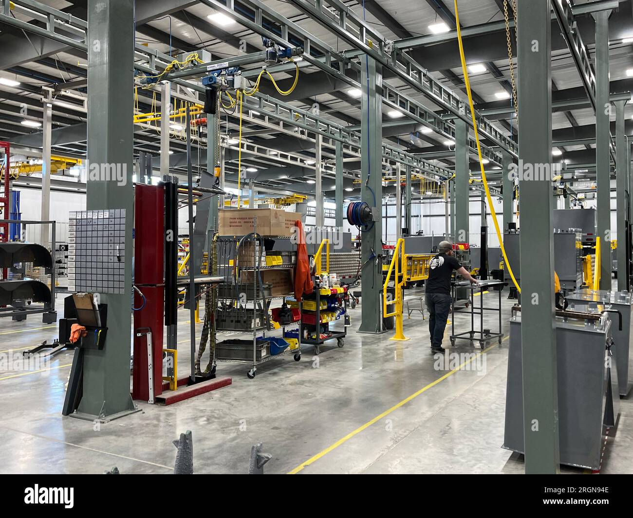 Reportage : Département américain de l'Agriculture (USDA) sous-secrétaire au développement rural Xochitl Torres petite visite en Iowa. Torres Small tourne à LDJ Manufacturing à Pella, Iowa, le 1 février 2023. Vue ici, Une vue de l'intérieur de LDJ Manufacturing. Banque D'Images