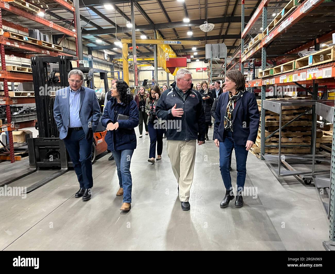 Reportage : Département américain de l'Agriculture (USDA) sous-secrétaire au développement rural Xochitl Torres petite visite en Iowa. Torres Small tourne à LDJ Manufacturing à Pella, Iowa, le 1 février 2023. Photo : Ben Cox, président de la société ; le sous-secrétaire ; Don DeWaard, maire de Pella; et Theresa Greenfield, directrice de l'État du développement rural de l'USDA en Iowa. Banque D'Images