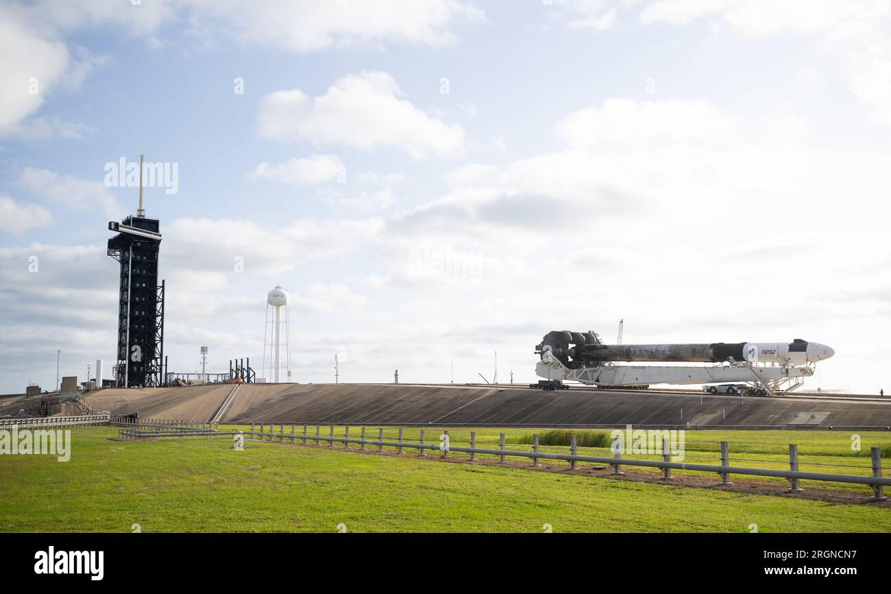 Reportage : SpaceX Crew-4 mission (avril 2022) - Une fusée SpaceX Falcon 9 avec le vaisseau spatial Crew Dragon de la société à bord est vue alors qu'elle est déployée sur la rampe de lancement au Launch Complex 39a alors que les préparatifs se poursuivent pour la mission Crew-4, mardi 19 avril 2022, au Kennedy Space Center de la NASA en Floride. Banque D'Images