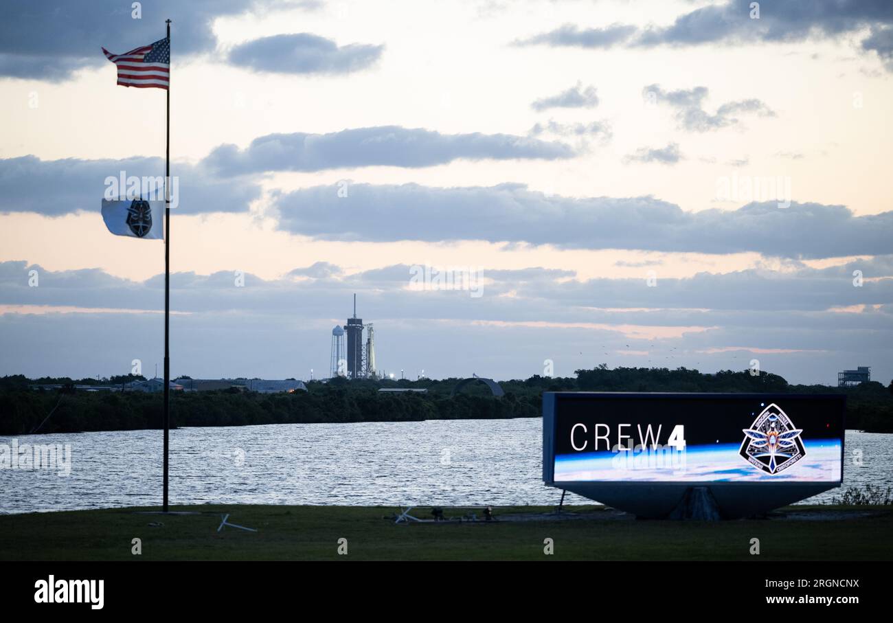 Reportage : SpaceX Crew-4 mission (avril 2022) - Une fusée SpaceX Falcon 9 avec le vaisseau spatial Crew Dragon de la société à bord est vue au lever du soleil sur la rampe de lancement du Launch Complex 39a alors que les préparatifs se poursuivent pour la mission Crew-4, mercredi 20 avril 2022, au Kennedy Space Center de la NASA en Floride. Banque D'Images