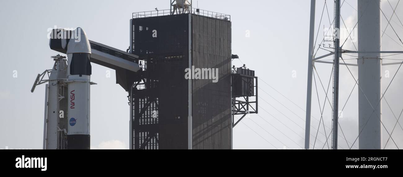 Reportage : SpaceX Crew-4 mission (avril 2022) - Une fusée SpaceX Falcon 9 avec le vaisseau spatial Crew Dragon de la société à bord est vue sur la rampe de lancement du Launch Complex 39a alors que les préparatifs se poursuivent pour la mission Crew-4, samedi 23 avril 2022, au Kennedy Space Center de la NASA en Floride. Banque D'Images